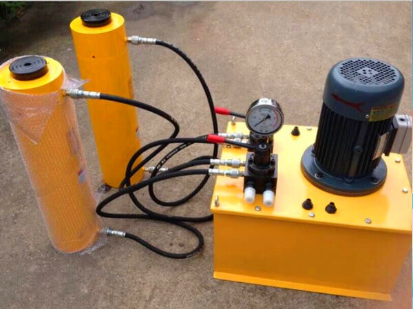 hydraulic jack for synchronous lifting and pushing