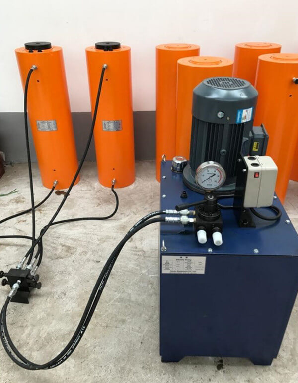 synchronous lifting and pushing hydraulic jack