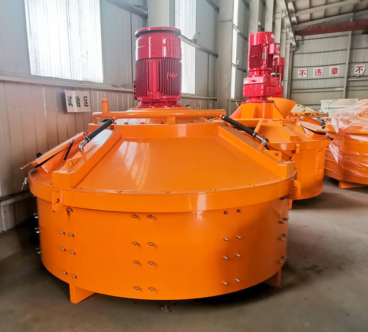 Planetary mixer for mixing refractory materials