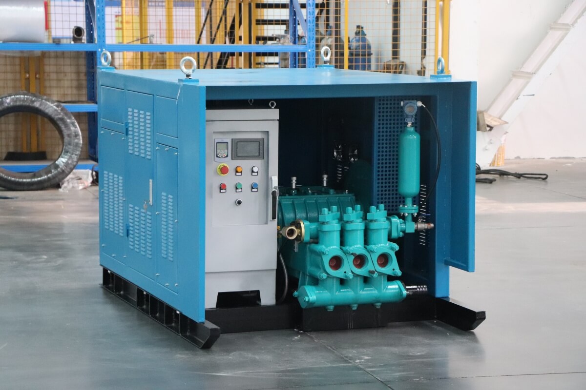 High pressure triplex pump for jet grouting