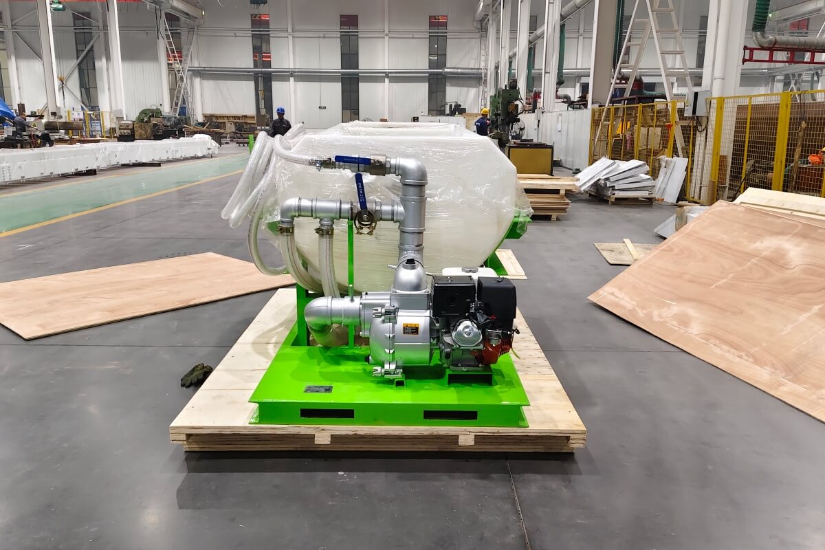 hydroseeding machine with polyethylene tank