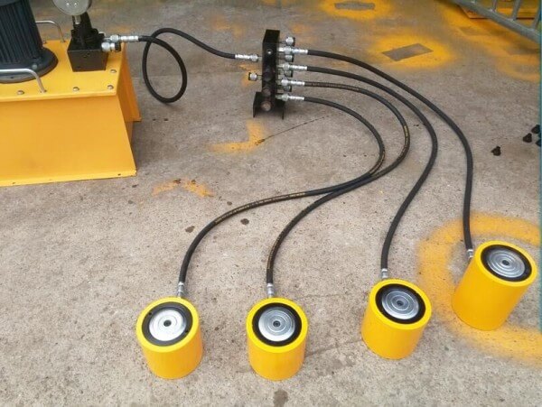 synchro hydraulic jacks