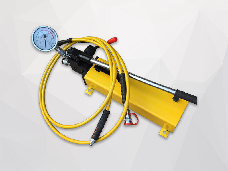 Light weight hydraulic hand oil pump