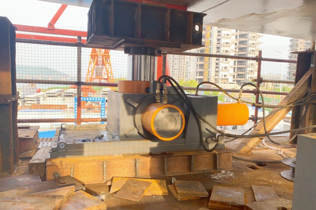 Bridge superstructure jacking system
