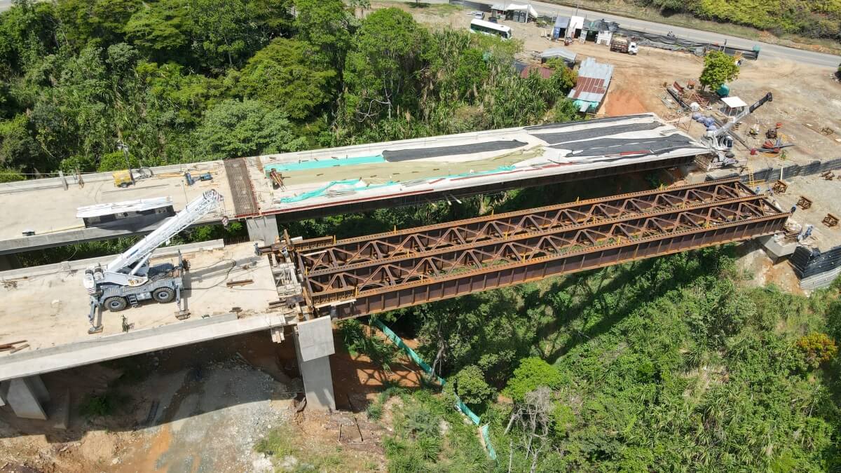 Heavy load bridge lifting system