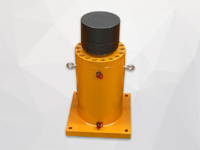 Anti-eccentric hydraulic jack