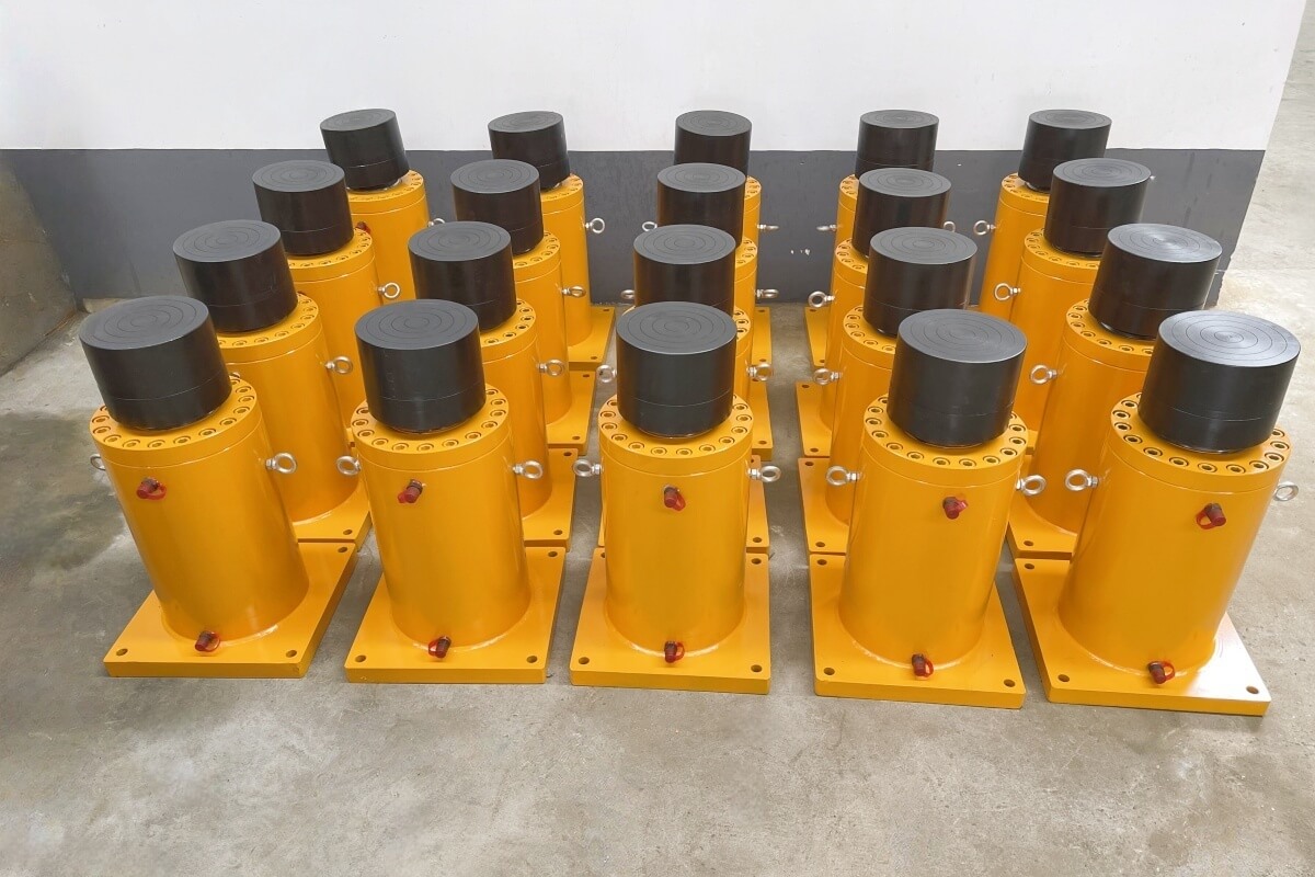 Hydraulic jack for off-center load