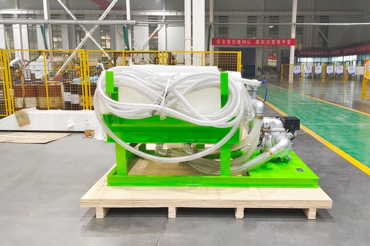 Hydro-seeder with Honda engine