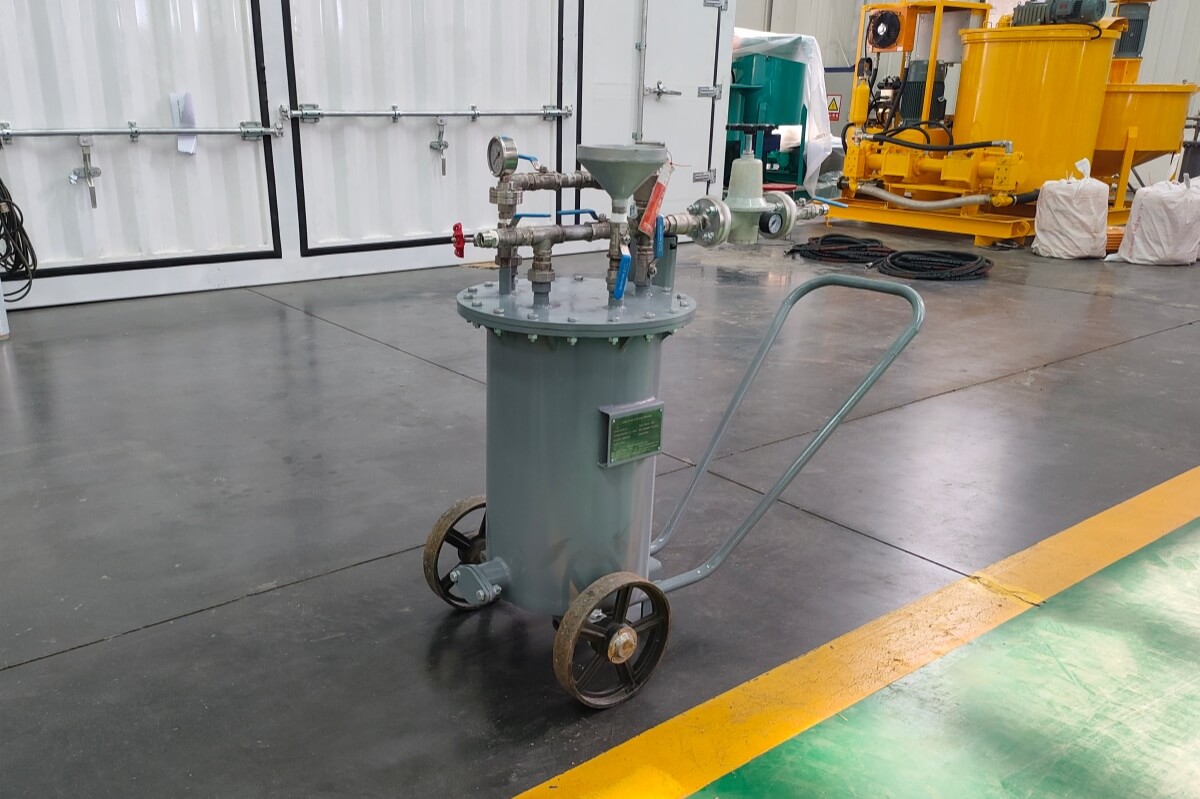 Refractory gunite machine for coke oven