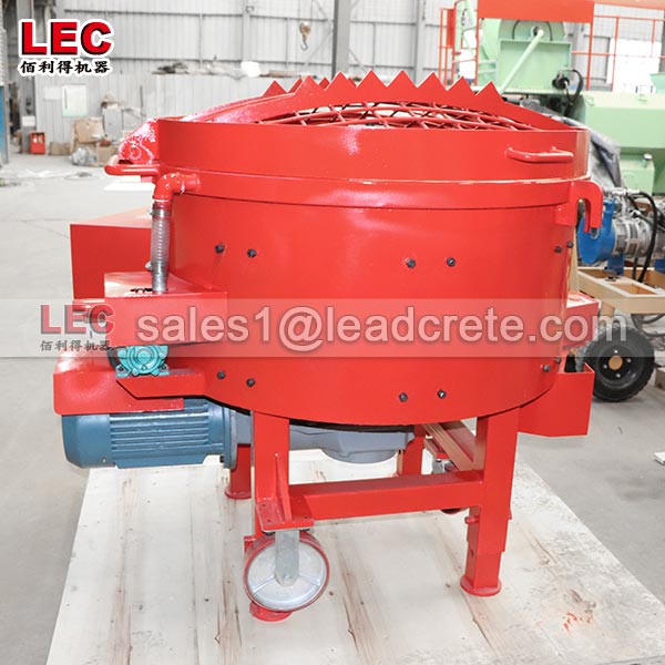 Refractory pan mixer for mixing refractory