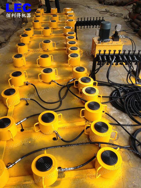 Double acting piston hydraulic lifting jack for synchronous lifting pushing