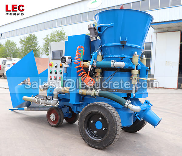 Refractory castable gunning machine