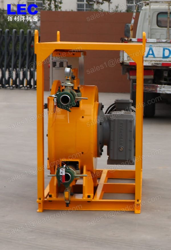 Squeeze hose pump for foam concrete