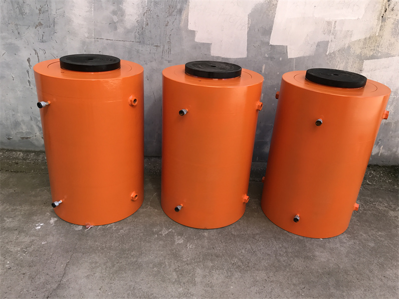 Double acting high tonnage hydraulic jacks