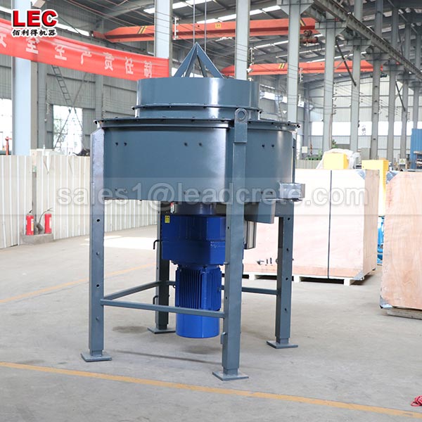 Refractory pan mixer for mixing castable materials in steel plant