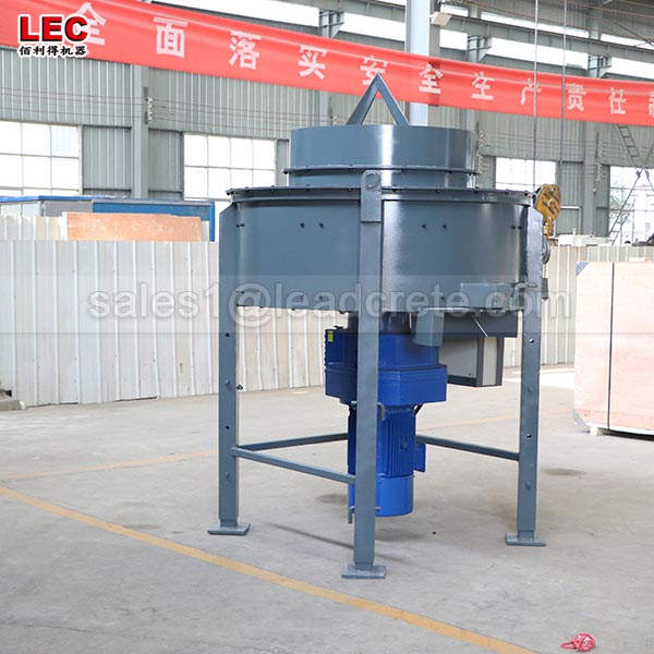 Refractory pan mixer for mixing castable materials