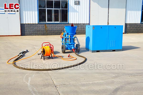 Refractory gunning machine with water pump