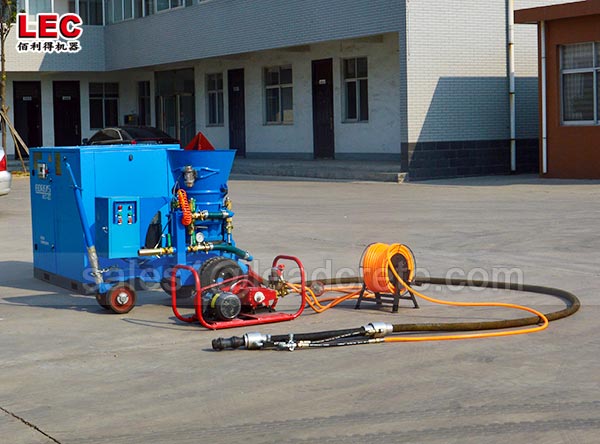 Refractory gunite machine for spraying refractory