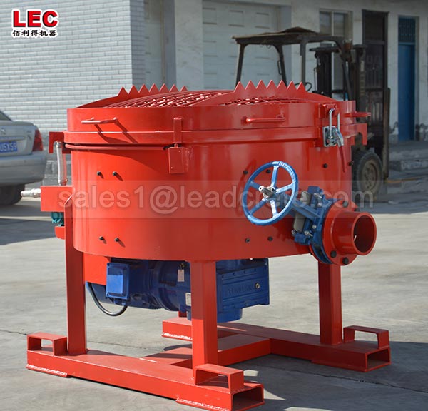 Refractory pan machine with hydraulic discharge door