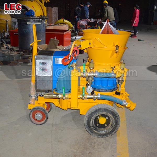 Fireproofing material spraying machine