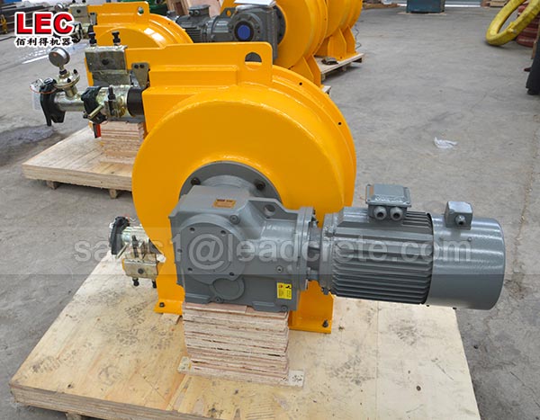 Peristaltic pump for pumping foam concrete