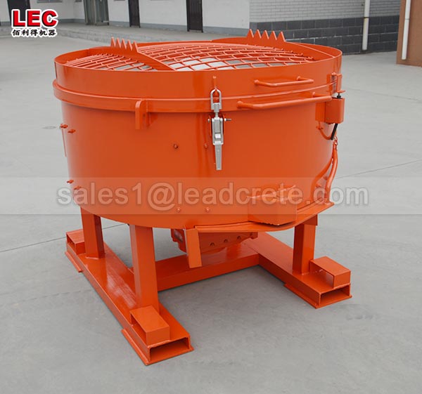 Refractory pan mixer with mobile wheels