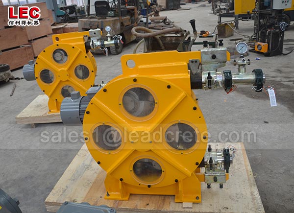 Industrial peristaltic pump head for pumping concrete