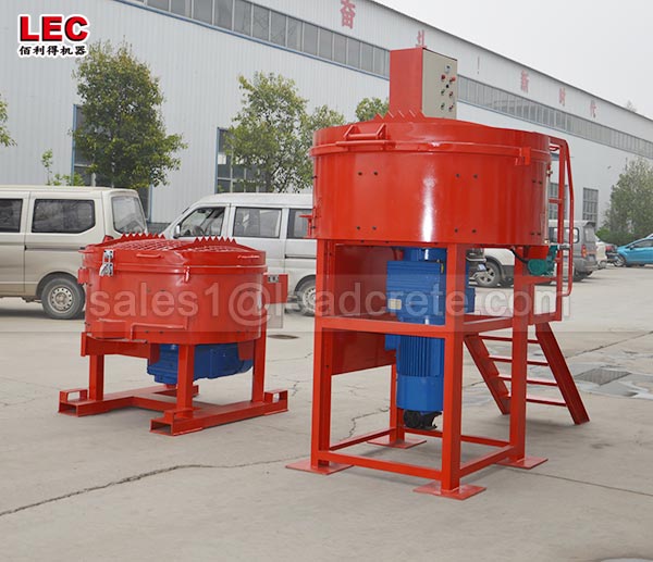 Castable refractory pan mixer for site use