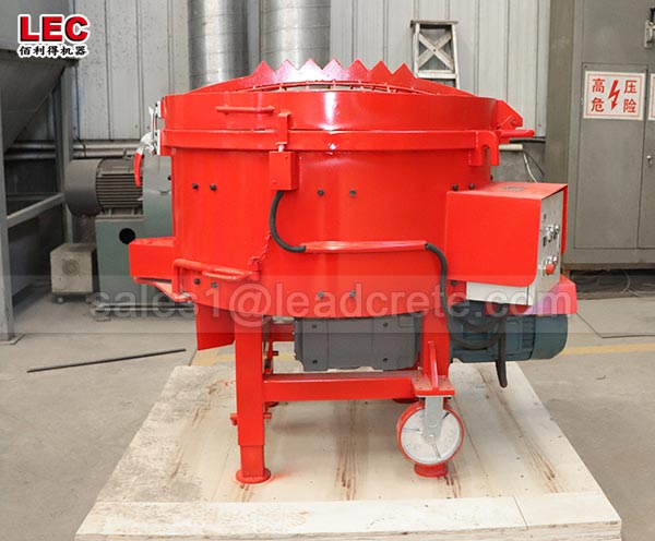 Refractory pan mixer applied to cement mortar, castable materials