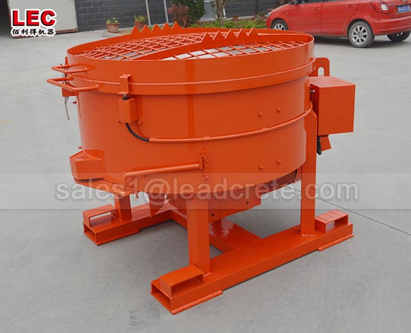 Pan mixer for castable material mixing site mixing