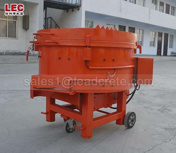 Refractory pan mixer applied to cement mortar, castable materials