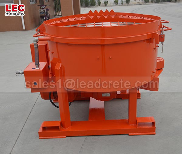 Simple structure refractory pan mixer