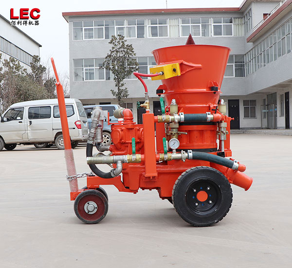 Gunite machine for guniting of hot surfaces