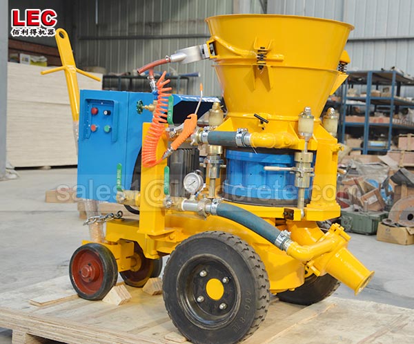 dry gunning machine for the roof of a copper flash furnace