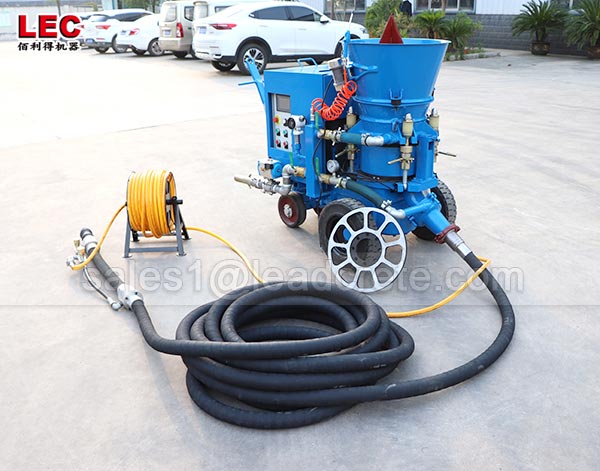 gunite machine for guniting of hot surfaces especially in furnaces