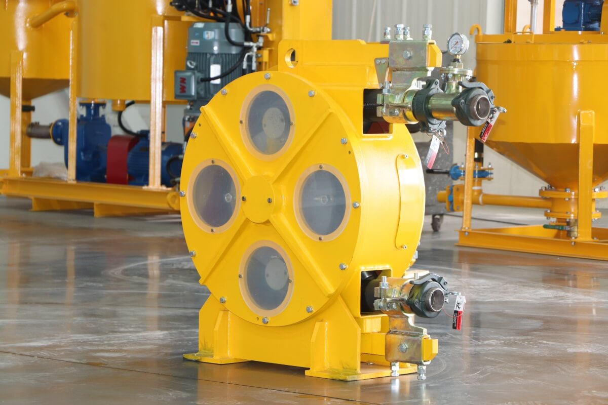 Hose pump for pumping solutions with low and high viscosity