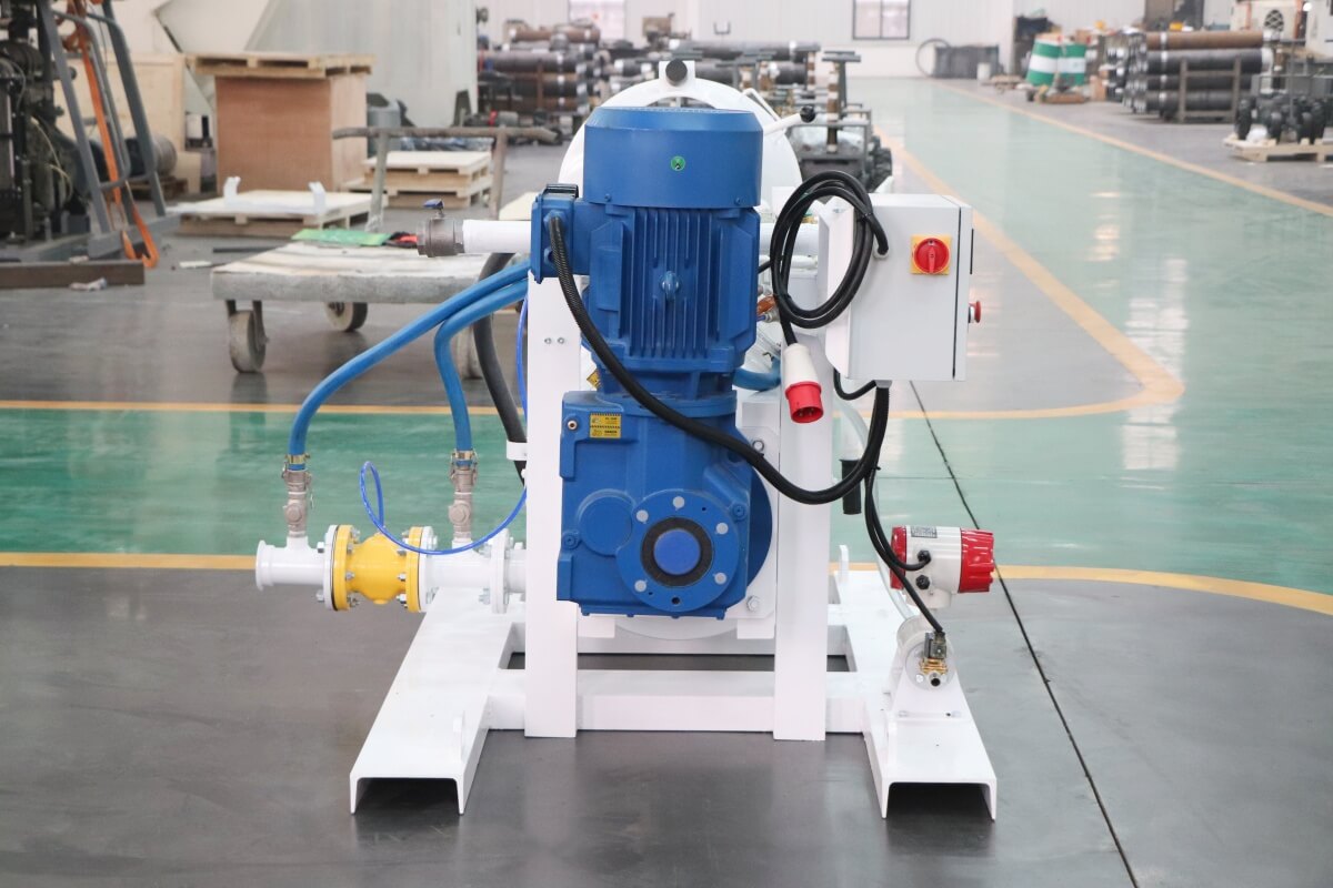 Refractory concrete spraying pump